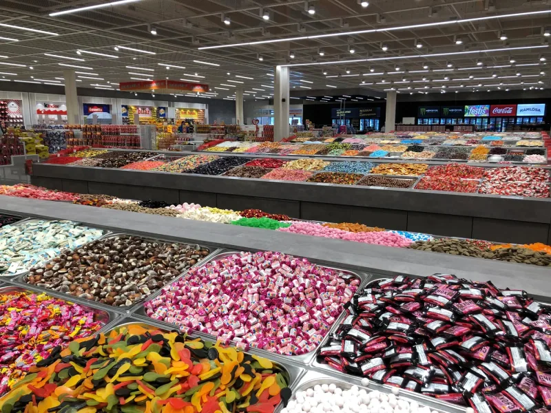 Långa rader av lösgodis i Candy Worlds butik i Haparanda